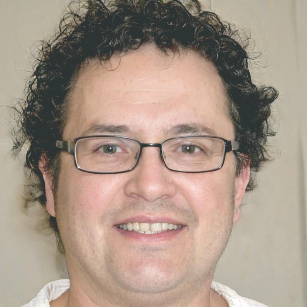 Portret Bogdan Lăcătuș, mentor educație financiară