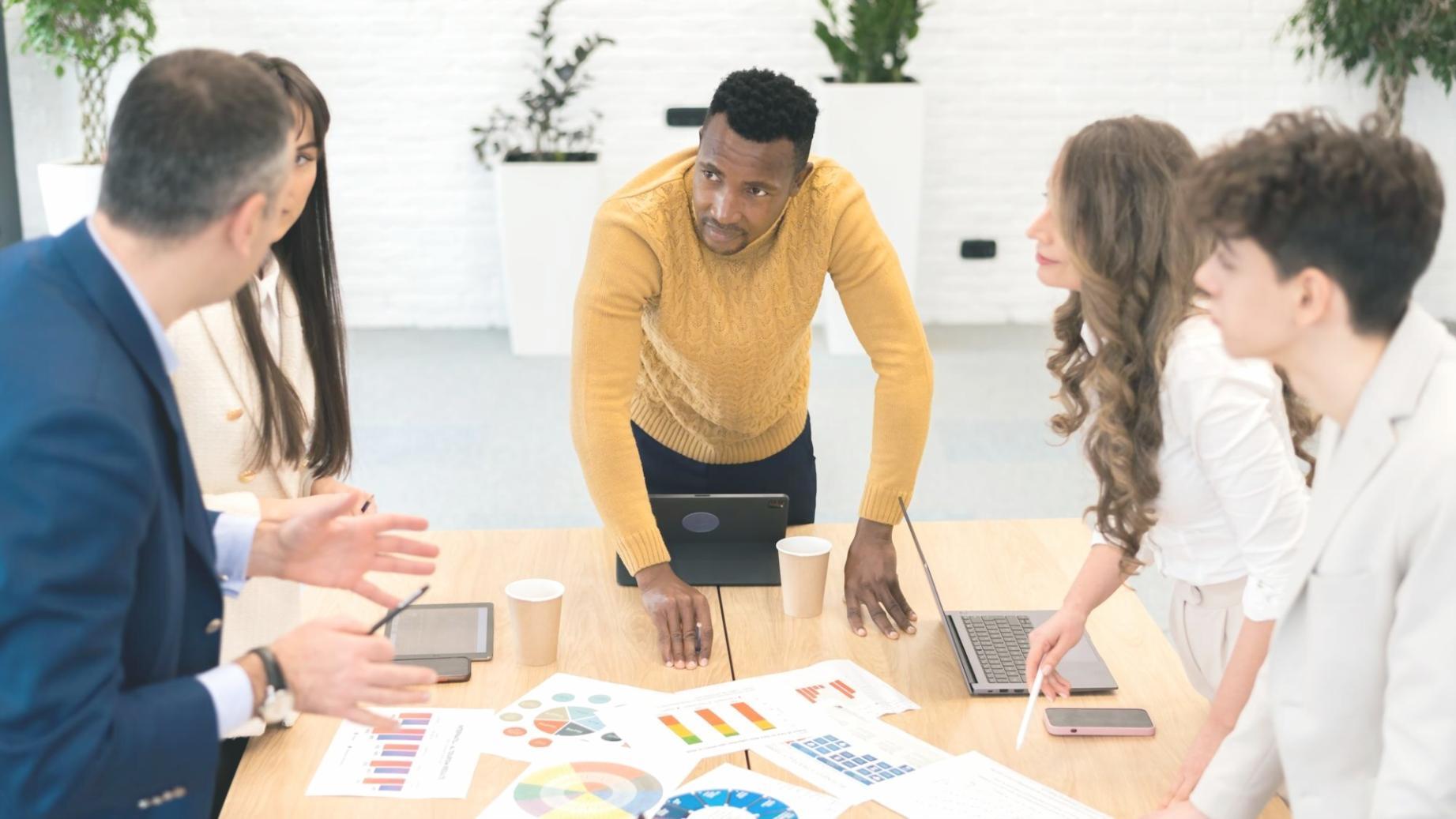 Sesiune practică de educație financiară cu participanți activi